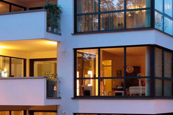 Flexible Sizing and Weight Handling From light domestic sashes to commercial-scale units, SCHÜCO frames offer unmatched load tolerance.