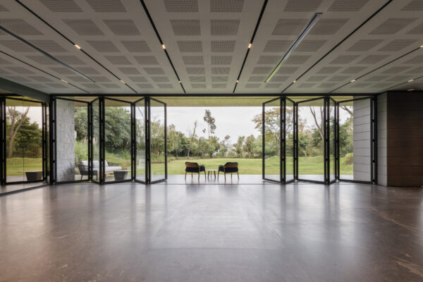 Outstanding Thermal Efficiency Achieving U-values from as low as 0.8 W/m²K, UniFOLD HI is engineered for energy-conscious builds, offering enhanced thermal insulation with double or triple glazing options.