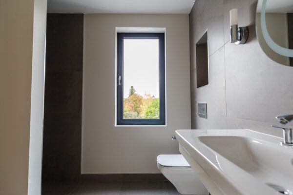 Versatile Ventilation Control Choose how you want the window to open: tilt it for gentle, secure airflow or fully turn it inwards for maximum ventilation.